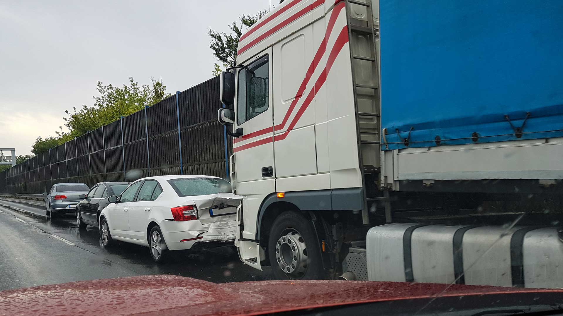 Accident in the rain with a truck hitting a car